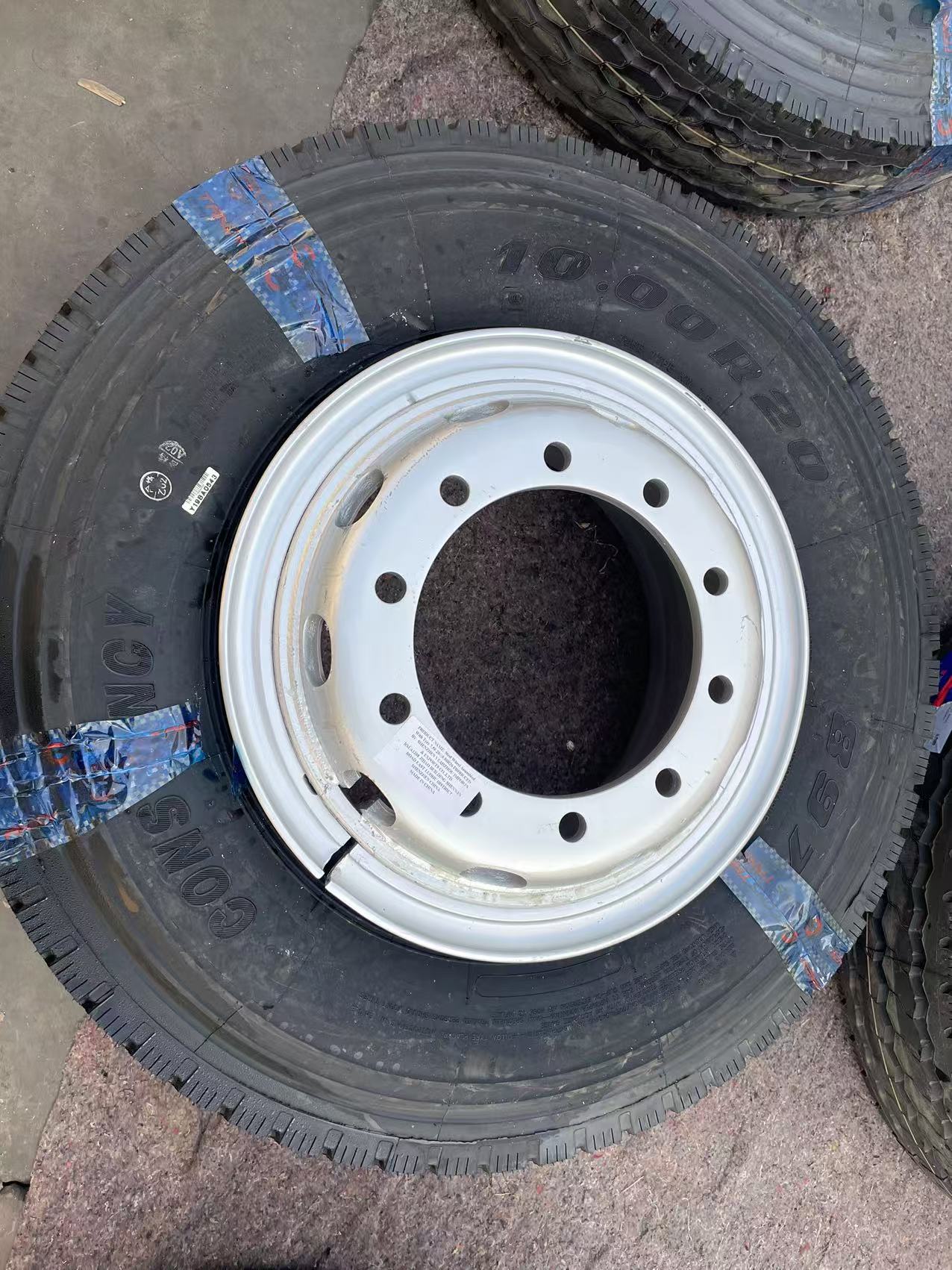 tubeless tyre assembling with 